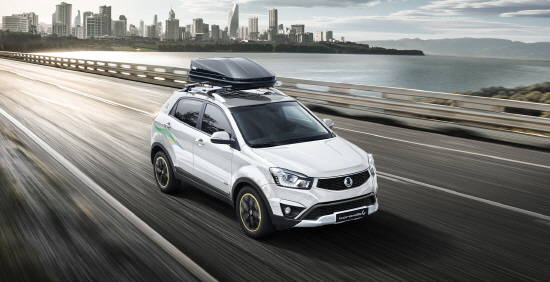 한여름의 뜨거운 정열을 담아 새롭게 선보이는 코란도 C 삼바에디션에는 LED 도어 스카프와 테일게이트 LED램프를 장착해 인테리어에 고급스런 느낌을 부여함과 동시에 편의성을 높였다. Ⓒ 쌍용자동차