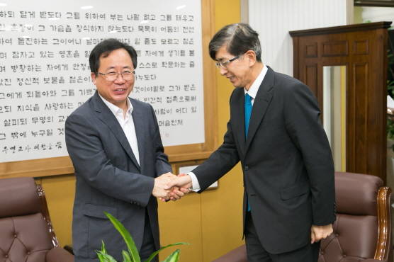 부산경찰청장 이상식은 부산시교육청을 방문해 박석준 교육감과 악수를 하고있다. ⓒ 프라임경제