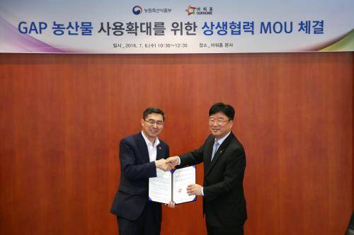 이승우 아워홈 대표(우측)와 이준원 농림축산식품부 차관이 6일 아워홈 본사에서 농GAP 농산물 사용 확대에 대한 업무협약 체결 후 악수하고 있다. ⓒ 아워홈