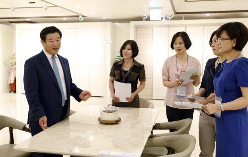 김경수 에몬스 회장이 고객평가단에게 제품을 설명하고 있다. ⓒ 에몬스