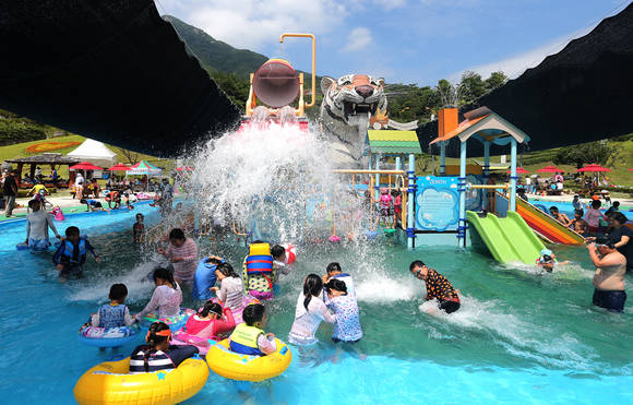 가족단위 관광객들이 숲속수영장에서 물놀이를 즐기고 있다. ⓒ 산청군청