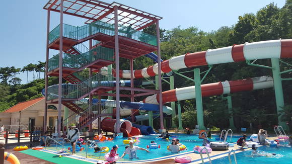 가족단위 관광객이들 대도 워트파크에서 물놀이를 즐기고 있다. ⓒ 하동군청