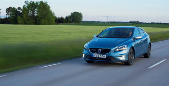 기존 V40 내·외부 디자인과 퍼포먼스를 스포티하고 다이내믹하게 변화시킨 V40 D4 R-디자인은 4기통 엔진이 5~6기통 이상의 성능을 발휘하는 '드라이브-E파워트레인'을 장착해 극대화된 효율성을 자랑한다. ⓒ 볼보자동차