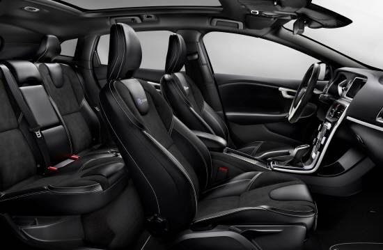 인테리어는 곳곳에 전용 패키지와 알루미늄 데코레이션을 넣어 고급스런 느낌을 제공하는 한편, 전용 세미 스포츠 버켓 시트가 낮은 차체와 어우러져 만족스런 시야를 선사한다. ⓒ 볼보자동차