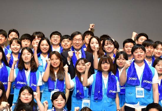 포스코는 전국 대학생 100명으로 해외 봉사단 '비욘드' 10기를 구성, 권오준 포스코 회장이 봉사단장으로 참여한다. ⓒ 포스코