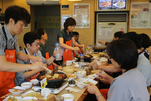 군산오징어 창업탐방행사에 참석한 제대군인 부부들이 주력 메뉴인 오징어불고기와 튀김을 시식하고 있다. ⓒ 서울제대군인지원센터