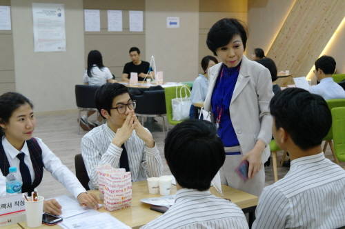 전경혜 kt cs 컨택산업본부 전무가 취업박람회에 참석한 학생들과 이야기를 나누고 있다. = 김성훈 기자
