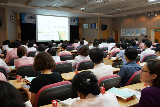 조선대병원은 환자안전법 제도 시행 앞두고 지난 8일 전문가를 초총해 의료 질 향상과 환자안전에 대한 강연회를 개최했다. ⓒ 조선대병원