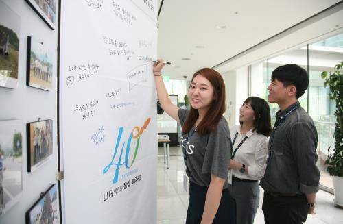 성남 분당구 LIG넥스원 판교하우스에서 사진전을 관람한 직원들이 새로운 미래를 향한 희망의 메시지를 적고 있다. ⓒ LIG넥스원