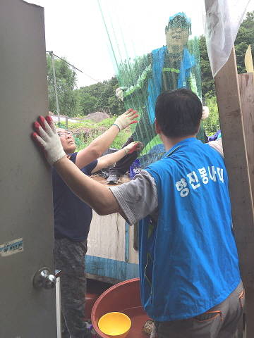 구리시 사례관리 대상자 집을 수리하는 향진회 회원들 모습. ⓒ 구리시청