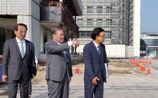 지난 8일 글로벌 비즈니스센터 현장을 찾은 정몽구 현대차그룹 회장은 "해체는 물론 건설은 가장 안전하며 친환경적으로 이뤄져야 한다"고 강조했다. ⓒ 현대자동차