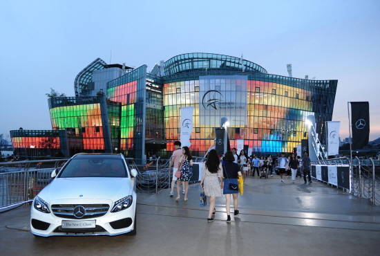 한성자동차가 한강 세빛섬에서 지난해에 이어 두 번째로 개최한 한성 모터쇼에서는 더욱 풍성해진 볼거리와 다양한 부대행사가 마련되면서 방문객들에게 즐거움을 선사했다. ⓒ 한성자동차