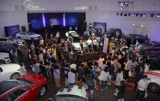 한성 모터쇼의 백미인 '스타클래스 옥션 행사' 경매 차량으로 나온 A 200 모델은 AMG 순정부품으로 내·외관 등 2200만원 상당의 업그레이드가 이뤄지면서 최종 3600만원에 낙찰자가 선정됐다. ⓒ 한성자동차