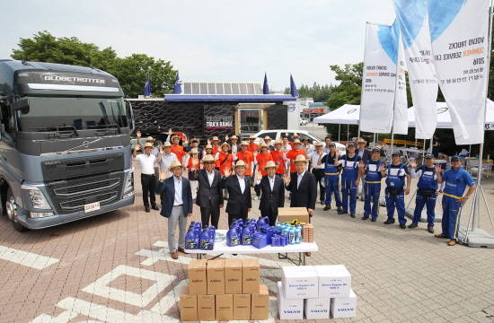 김영재 사장(앞줄 왼쪽에서 세 번째)을 비롯한 임직원들이 손을 흔들며 서비스캠프 시작을 알리고 있다. ⓒ 볼보트럭 코리아