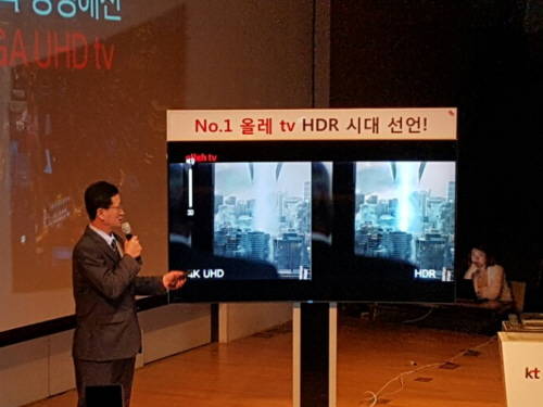 이석우 KT 미디어 기술담당 상무가 4K UHD 화질(TV 화면 왼쪽)과 HDR 화질(TV 화면 오른쪽)을 비교하고 있다. ⓒ 프라임경제