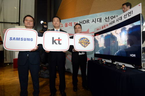 (왼쪽부터) 김영찬 삼성전자 서비스Biz팀 상무, 유희관 KT 미디어사업본부장, 클라란스 로 워너브라더스 아시아·태평양 총괄이 12일 '세계 최초 IPTV HDR 서비스 상용화 기자간담회'에서 올레 tv HDR 서비스를 소개하고 있다. ⓒ 뉴스1