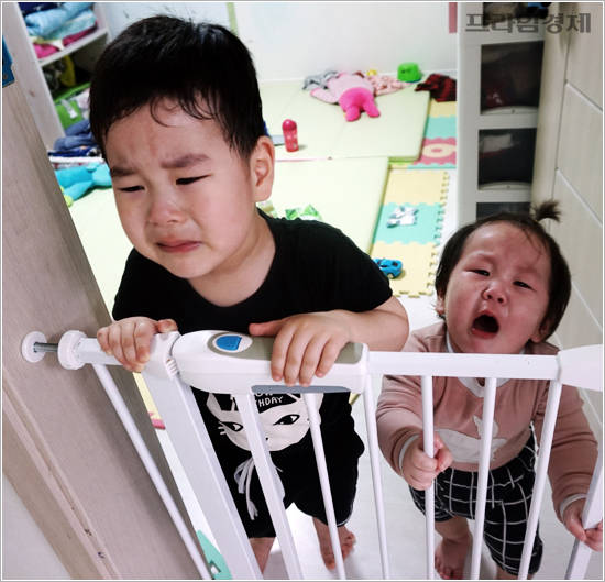 "가두지 말고 놀아달란 말이오!" 호소남매 저녁식사 후 노트북 앞에 앉아 10분도 채 안된 상황. '엄마'를 부르며 매달리는 남매를 진정시키는 것은 어렵다. = 이수영 기자