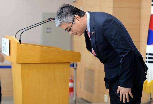 이영 교육부 차관이 '민중은 개·돼지' 발언 파문 나향욱 전 정책기획관에 대한 징계 의결 내용 관련 긴급브리핑에서 고개 숙여 사과하고 있다. ⓒ 뉴스1