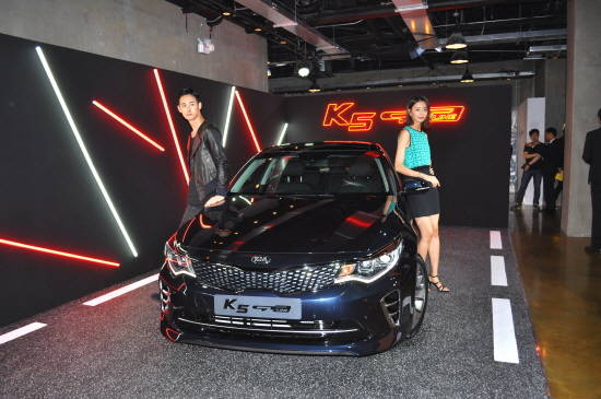 GT-라인 외관은 △전용 엠블럼 △LED헤드램프 △듀얼머플러 및 전륜 레드캘리퍼 △18인치 신규 알로이휠을 적용해 스포티한 이미지를 극대화했다. Ⓒ 프라임경제