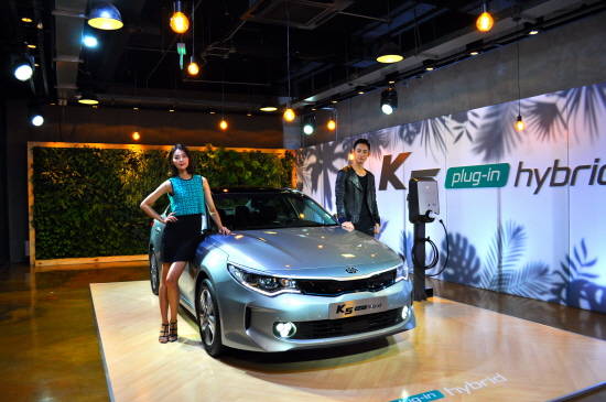 부산모터쇼에서 공개된 바 있는 'K5 플러그인 하이브리드'는 9.8㎾h 대용량 배터리와 50㎾ 모터를 적용해 전기와 하이브리드 두 가지 모드로 주행이 가능한 친환경 차량이다. Ⓒ 프라임경제