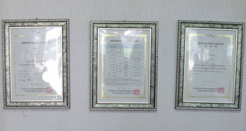 전국컴퓨터안심서비스 인증업소를 나타내는 확인서와 가격표. 이처럼 합리적인 가격표를 공개적으로 내걸기 때문에 소비자들이 과다청구 걱정을 하지 않아도 된다. ⓒ 프라임경제