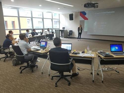 한 외국인 참가자가 K-스타트업 그랜드 챌린지 심사위원단 앞에서 브리핑을 하고 있다. = 임재덕 기자