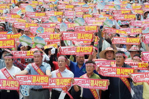 13일 오전 경북 성주군 성밖 숲에서 열린 '사드 성주 배치 반대 궐기대회'에 참석한 성주군민들이 사드배치 반대 구호를 외치고 있다. ⓒ 뉴스1