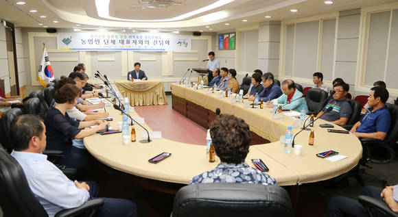 허기도 산청군수가 농업인단체 대표들을 초청해 부자산청 감담회를 개최하고 있다. ⓒ 산청군청