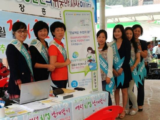 찾아가는 이동상담에서 기념촬영이 이뤄지고 있다. ⓒ 장흥군