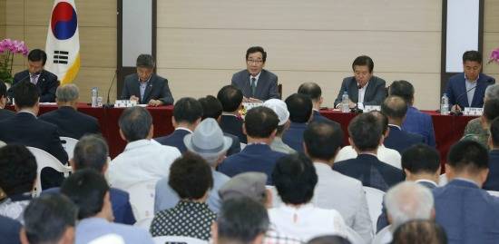 이낙연 전남지사(가운데)가 화순에서 도민과 현장대화를 진행하고 있다. ⓒ 전남도청