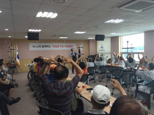 KT CS는 13일 대전 서구 대청병원에서 어르신 환우 60여명을 대상으로 웃음치료 봉사활동을 진행했다. ⓒ KT CS