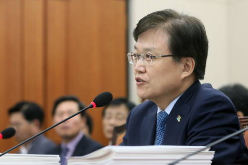 답변하고 있는 최양희 미래창조과학부 장관. ⓒ 뉴스1