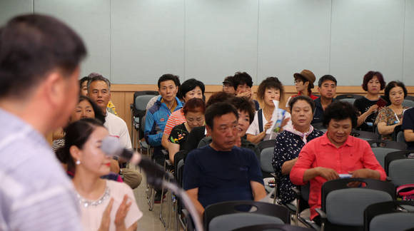 산청군 자영업자들이 애로사항과 규재개혁을 논의하고 있다. ⓒ 산청군청