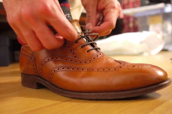 구두를 신고 벗을 때는 꼭 구두끈을 풀어야 한다. = 노병우 기자