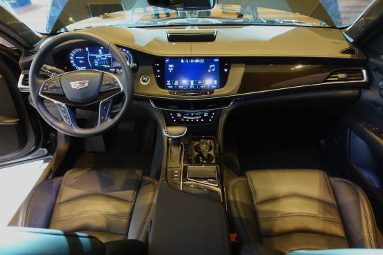 CT6의 인테리어는 장인 정신이 깃든 디테일로 완성됐다. = 노병우 기자