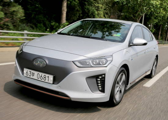 아이오닉EV는 '공기의 흐름을 형상화한 콘셉트'를 바탕으로 공기역학성능에 최적화된 해치백 스타일로, 보다 정제되고 깨끗한 이미지를 구현했다. Ⓒ 현대자동차