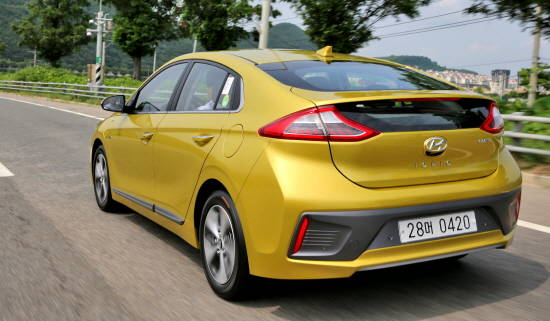 미래지향적인 이미지를 뽐내는 C자형 리어램프가 돋보이는 후면부는 공기저항을 줄이는 리어 스포일러로 인해 둘로 나눠진 유리창이 인상적이다. Ⓒ 현대자동차