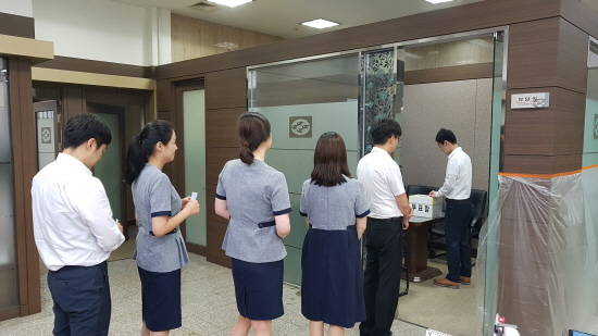 금융노조 수협중앙회 지부에서 노조원들이 투표를 하고 있다. ⓒ 전국금융산업노동조합