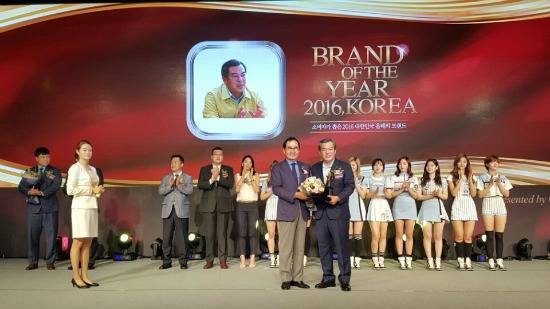 특별상을 수상한 유근기 군수(오른쪽) ⓒ곡성군