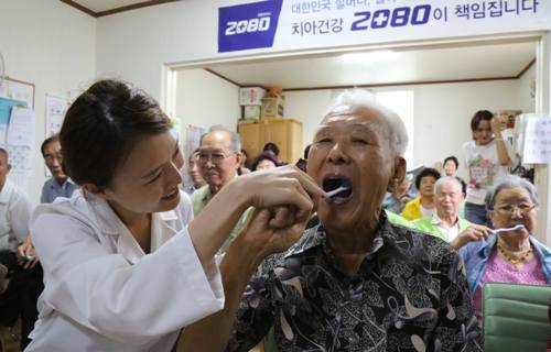 2080은 서울 구로구 잣절마을 경로당을 시작으로 서울지역 경로당을 순회하며 잇몸질환 발병률이 높은 노인에게 구강건강관리 교육을 실시한다. ⓒ 애경