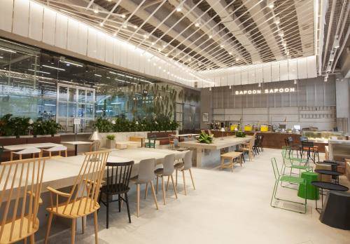 카페 사푼사푼 내부 이미지. 실내 220.8㎡(약 66.8평), 테라스 82.3㎡(약 24.9평) 규모로 120여명이 동시 이용 가능하다. ⓒ KGC인삼공사