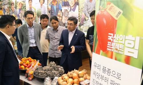 이마트는 21일 국산의 힘 프로젝트의 하나로 국산품종 농산물 판촉행사와 종자지원금 농가 전달식을 진행했다. ⓒ 이마트