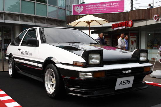 '이니셜D 상징'인 AE86은 지난 1983년 출시된 토요타 준중형 모델인 5세대 코롤라 쿠페형 스포츠카로, 회전수 1만2000rpm로 셋팅된 경주용 엔진(250마력 정도)을 디튠해 1만1000rpm으로 낮춘 후 장착한 튜닝모델이다. ⓒ 한국토요타