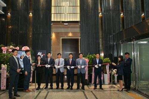 25일 열린 창고43 역삼점 오픈식에서 박현종 bhc 대표(우측 다섯 번째)가 참석자들과 함께 테이프 절단을 하고 있다. ⓒ bhc