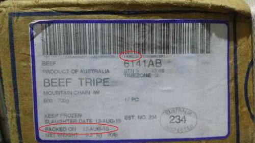 포토샵으로 변조한 수출국 영문 표시사항 스티커. 스티커 크기, 인쇄품질, 스티커 종이 재질, 바코드 상 제조일자 정보와 PACKED ON 제조일자 중 연도가 불일치한다. ⓒ 식품의약품안전처