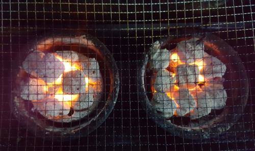 불 붙은 조개탄. 연탄 중 구멍이 없는 것을 조개탄이라 한다. = 하영인 기자