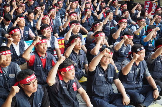 금융노조 조합원들이 26일 KB국민은행 서여의도영업부 앞에서 2차 총파업 결의대회를 벌이고 있다. ⓒ 금융노조