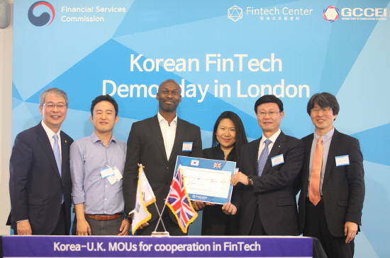신한은행이 영국 현지 핀테크 전문업체, 연구소 등과 5자간 전략적 업무제휴를 위한 MOU를 체결했다. ⓒ 신한은행