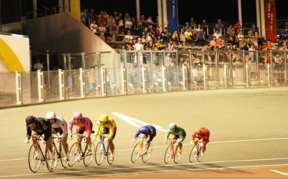 지난해 특별경륜에서 경륜선수들이 역주하는 모습. ⓒ 부산 스포원