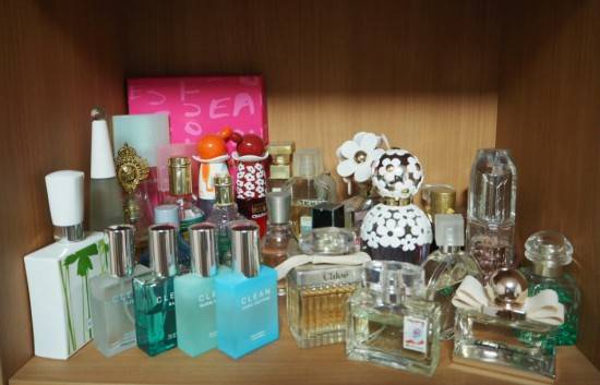 결국 화장대에서 밀려나 책장 한 편을 차지한 향수 무더기. 자주 쓰는 향수는 점점 앞줄로 진출했다. = 전혜인 기자.